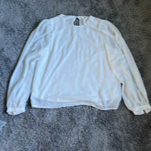 Blus  - Blus från Object i strl 38. Endast använd 1 gång så är i fint skick. 