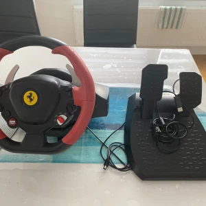 Xbox ratt - Mycket bra skick, men limmet för greppet losnatt lite. Kommer med kablar och pedalerna.  Skriv gärna om ni har några frågor. Hälsningar, Marija