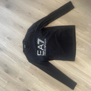 Armani tröja - Riktigt fin Armani tröja || knappt använd ||  storlek S || Frågor?!