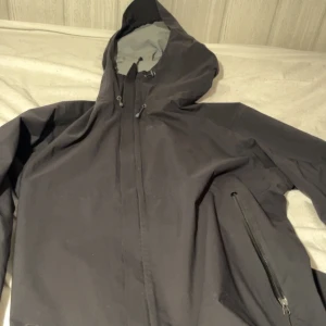 Peak Performance jacka  - Säljer min peak performance jacka då jag inte har någon användning av den. Storlek M, inga skador, som nyskick.