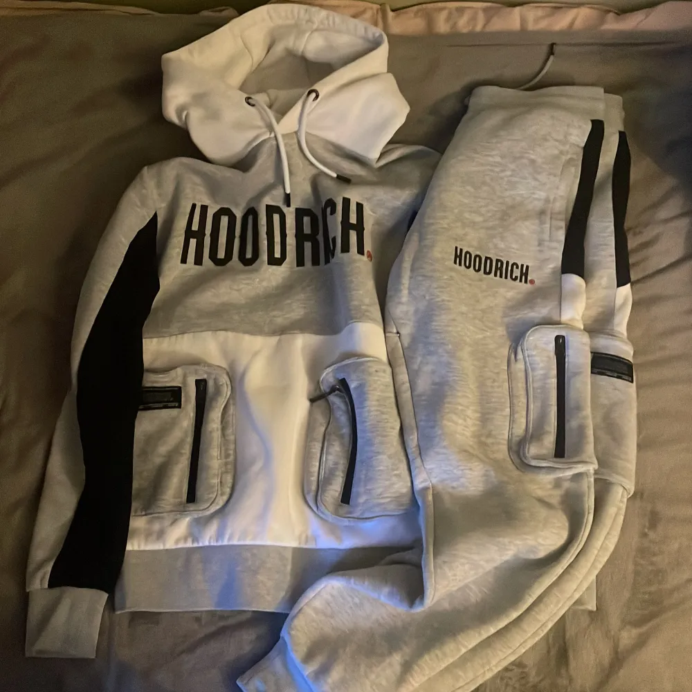 Hoodrich set som jag vill sälja då det inte passar mig längre och inte heller använder. Köper man separat 250kr och köper man hela settet 400kr. Tröjan är S och byxorna M.. Hoodies.