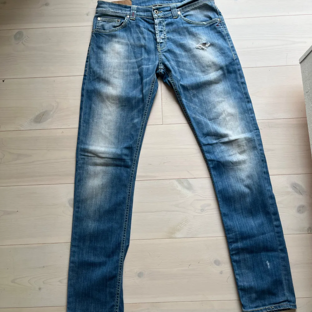 Säljer mina dondupe jeans som är i bra skick och inga skador!. Jeans & Byxor.