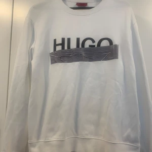 Hugo Boss - Hugoboss tröja i bra skick utan slitage. Med muddar . En stor small