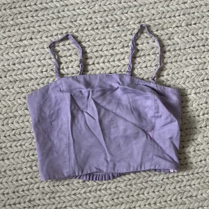 Lila crop top - Lila crop top (ostruken på bild). 