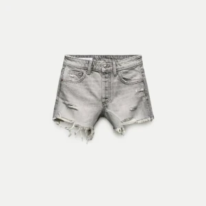 Ljusgrå jeansshorts💕 - Ljusgrå jeansshorts med slitningar från zara💕 skriv för flera bilder! Nypris 329kr