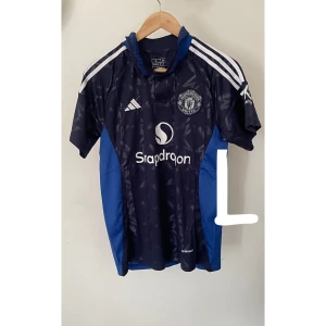 Manchester United borta kit 2024/25  - Det här är den enda Manchester United borta tröjan vi har