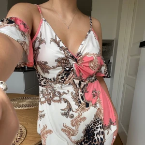 Mönstrad topp - En jätte snygg topp med v-ringning. Kortärmat med volang. Justerbara axelband. Mjuk och skönt att bära. 