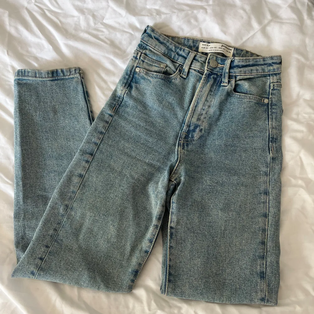 Highwaist raka/tighta jeans i storlek 32 (små i storlek) köpta från ASOS, stradivarius. Bra skick . Jeans & Byxor.