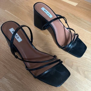 Klackar  - Klackar från Na-kd i storlek 39. Klackhöjd 7,5 cm. Använda 1 gång.
