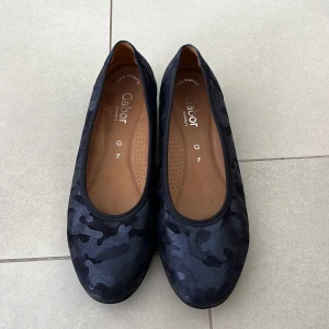 Gabor ballerinaskor - Mörkblå ballerinaskor/låga skor från Gabor i storlek 7 = 40. Väldigt sparsamt använda och i mycket fint skick! 