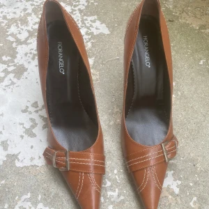 Bruna klack skor - Jag köpte dessa skit snygga klackarna helt nya från en second hand. Dem är aldrig använda av mig för de är för höga för mig.  Väldigt bra kvalitet. 