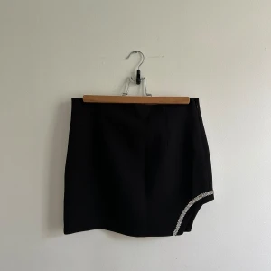 Kjol med detaljer - Kort kjol med silver stenar från Zara. Sitter supersnyggt på. 