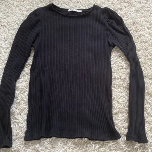 Svart tröja. - En jätte snygg tröja ifrån stradivarius. Den har små gulliga puff ärmar och är även ribbad.💕