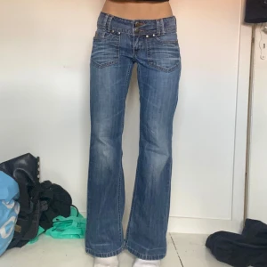 lågmidjade jeans  - Jättefina lågmidjade jeans från märket Edc by esprit i storlek 26/30.  Innerbenslängd: 75 cm. Midjemått mätt rakt över: 39 cm.