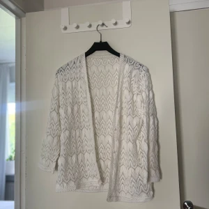 Spets kofta - En spetskofta som inte har några defekter alla.