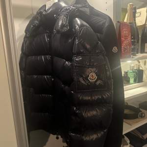 Hej, intressekoll på min moncler maya i färgen marinblå och storlek 3. Inga flaws eller defekter. Allt og medkommer. KOM MED BUD.