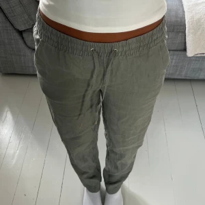 Lågmidjade Linnebyxor  - Storlek 32 men passar också 34! Ljusgröna/gråa i färgen och i bra stick! Säljer för de används inte 