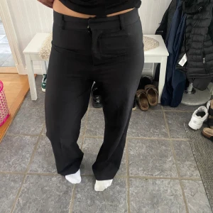 Svarta kostymbyxor Envii - Här är ett par svarta kostymbyxor från märket envii. Jag köpte de här byxorna för ungefär 2 år sedan men har växt ur de, varav därför jag säljer. De är i fint skick i storlek S.