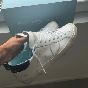 philippe model - säljer nu dessa super snygga philippe modell skor, skorna är helt nya och aldrig använda. Allt og tillkommer vid köp såsom box kvitto och nya snören. skriv vid funderingar 