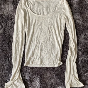 Trendig Gina tröja  - Trendig Gina tröja. Obs lappen är avklippt så att man kan ha den på båda hållen! Strl XS men passar även S. Priset är + frakt. Använd inte köp nu utan kontakta mig privat vid intresse💞