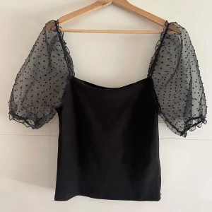 Topp - Så fin topp!! Använd endast 2 gånger.🖤