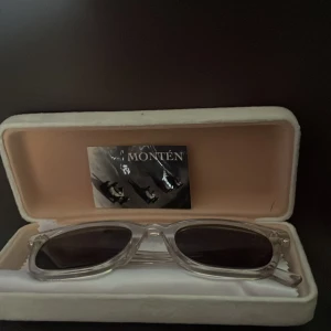 M4 Grey Elias Monten - Hej alla! Säljer nu ett par solglasögon från Elias Monten! Version m4 grey som är ett par limited editions! Köpt förra sommaren för 900kr! Jätte bra skick och säljer för 400kr!