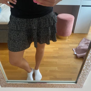 Svartprickig kjol - Här är en svartprickig kjol som endast är använd vid fåtal tillfällen. Väldigt bra skick. Köpt från shein för några år sedan. Pris kan diskuteras. Storlek S