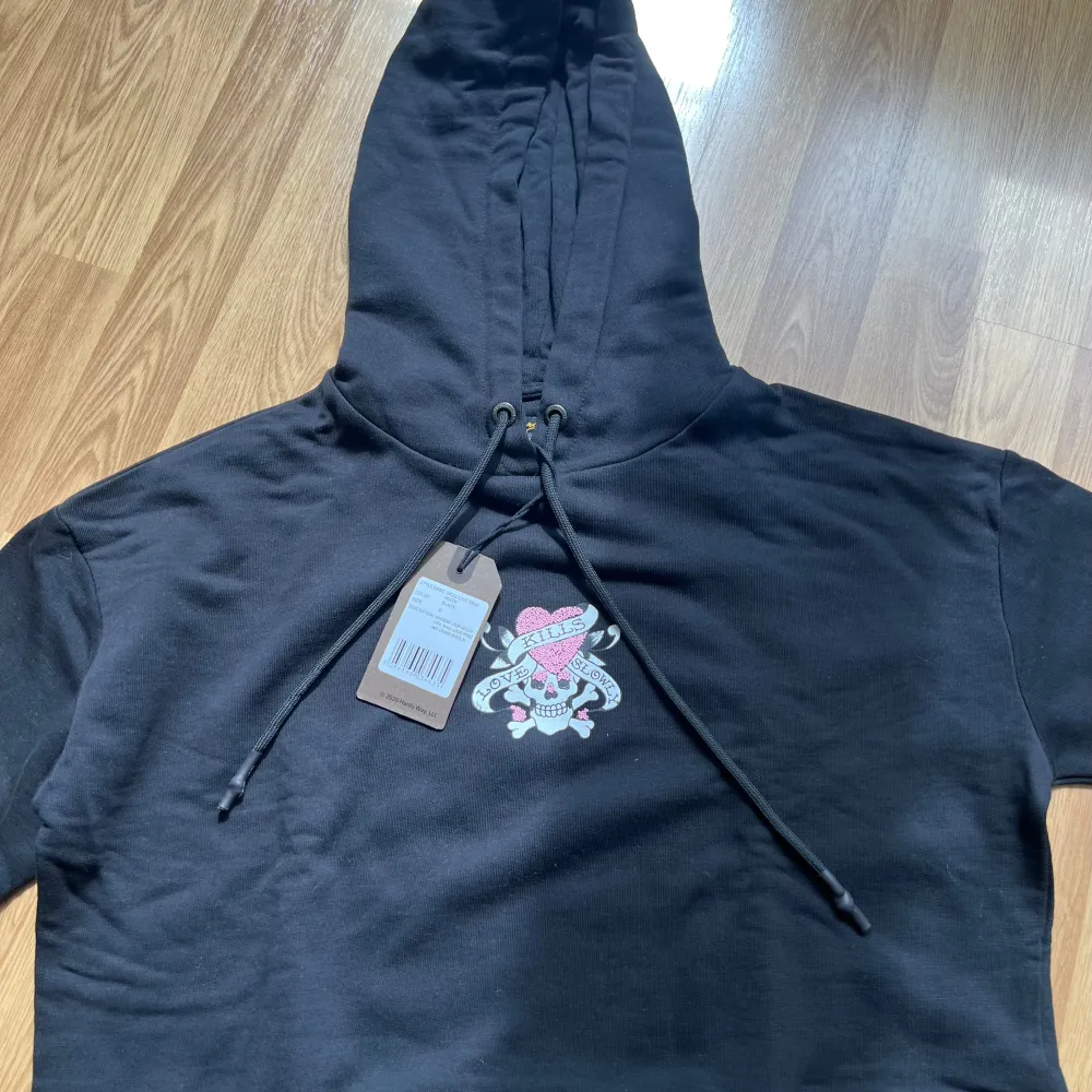 Ed hardy croop top storlek M aldrig använd!🤗 500kr tror nypriset ligger på 900? Osäker på om tröjan finns kvar online! Priset kan absolut diskuteras❤️. Hoodies.