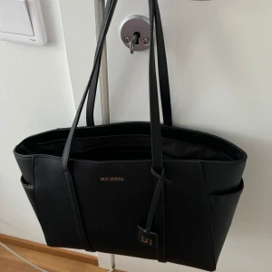 Väska - En fantastisk väska som får plats med allting, till gymmet, skolan och jobbet. Den rymmer även för en dator o.s.v.