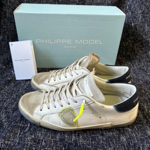 Philipe Model sneakers - Ett par feta philipe model sneakers i bra skick ! Allt på bilderna medkommer vid köp ! Äkthetsbevis finns ! DM vid intresse ! 