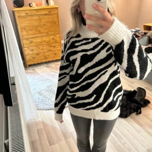 mönster tröja - Säljer denna zebra mönstrade tröjan från NAKD