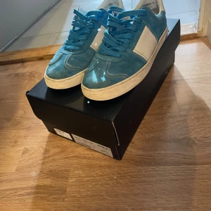 Valentino flycrew 41 - Hej, säljer nu mina sällsynta valentino flycrew, skick 7/10, storlek 41. Ysl box fås med. Hör av er för mer frågor.