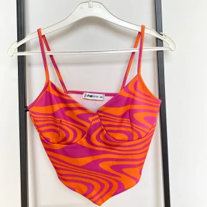 Festlig topp - En orange/rosa topp från New Yorker, lite ”neon aktig” 🧡 Köpt för ett par år sen o endast använd en gång, så i nyskick. Skriv i chatten för fler bilder eller frågor!  Köparen står för frakten 💗