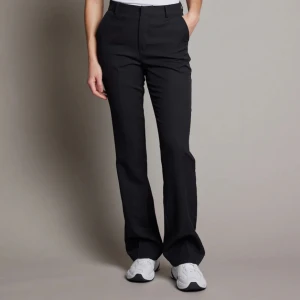 Vilma kostymbyxor - Bikbok Vilma kostymbyxor. Nyskick. Säljer för att dom var för små 😩😩 säljer billigt för att få dom sålda trots att helt nya. storlek 34 