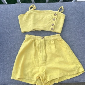Pull&bear sett -  Detta är ett somrigt gult sett Som jag sällan använder och säljer billigt för att de har ett litet hål i shortsen men det kan man lätt sy igen ! Jag köpte dem i Marocko och jag kan inte marockanska storlekar men skulle gissa att de är i stlk xxs-xs💛
