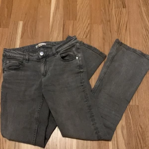 Low waist bootcut Jeans - Säljer ett par fina gråa low waist bootcut jeans från Gina Tricot! 💞 säljer pga att de tyvärr är för små! Midja:72cm! Längd:90cm!