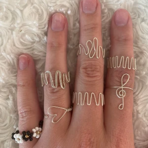 Ringar i silver  - Ringar i äkta silvertråd och en av pärlor. Skriv i chatten för mått. 