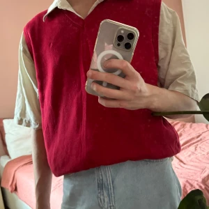 Röd Slipover / Väst - Slipover/väst från tidigare tvåtusental. Har använts ett fåtal gånger av mig och har knga defekter vad jag kan se☺️. Priset går att diskutera