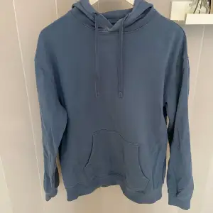 Fin blå hoodie i bra skick. Används ej längre