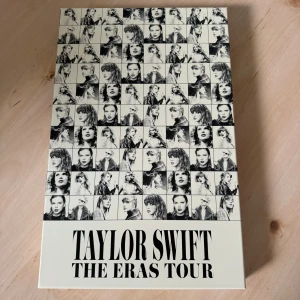 Taylor Swift VIP paket  - Komplett VIP paket med bland annat en tote bag från Taylor Swift/The eras tour. Allting är helt orört🩷