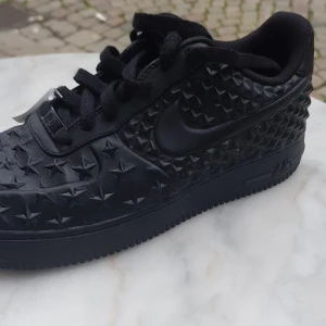 Nike Air Force 1 Independence Day - Hittade skorna i min brors gamla skosamling.  Ser använda ut, skicket är 6,5 av 10.  Nypris ~3500 kr.  Öppen för förhandling.  Inga returer. Tack på förhand :)