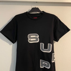 Supreme T-shirt - Säljs pågrund av att den inte används längre. Använd men i bra skick. Om du har frågor så är det bara att skriva!