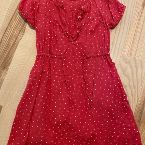 Klänning  - Söt klänning storlek 122 i fint begagnat skick. Kolla gärna in mina andra annonser för samfrakt !