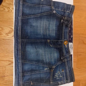 Blå jeanskjol  - Strl L men passar lika bra M