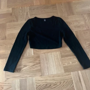 Tröja - Den är kort i storleken och den är ny tvättad och inte använd 