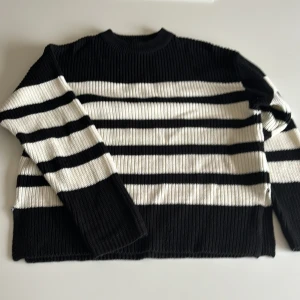 Stickad tröja 💕 - Säljer då den inte kommer till användning  Som ny 💕 använd ca 2 gånger  Passar även xs   