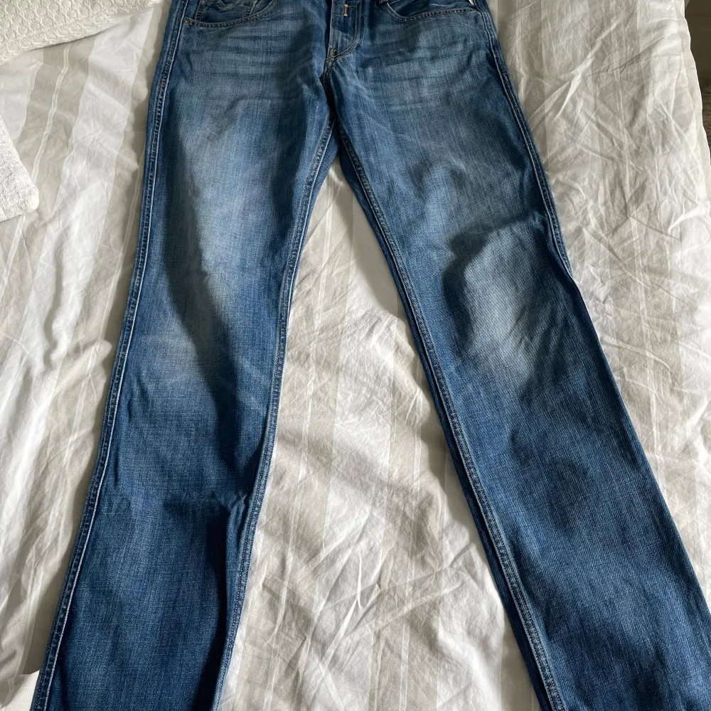 Ett par sköna Replay jeans skicka gärna för fler bilder där jag kan visa passformen. Jeans & Byxor.