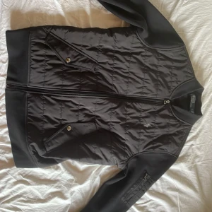 Ralph lauren cardigan jacka - 10/10 skick använd endast en gång, kan gå billigare vid en snabb affär, nypris ca 1500. Kontakta mig vid några frågor