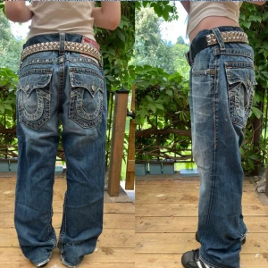 true religion jeans - trueys med snygg wash. de har några hål och defekter men inget som stör helheten av jeansen. 