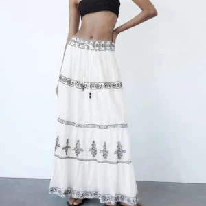 Vit långkjol zara - Säljer denna långkjol från zara då den inte kommer till användning, använd en gång så är i mycket bra skick! 